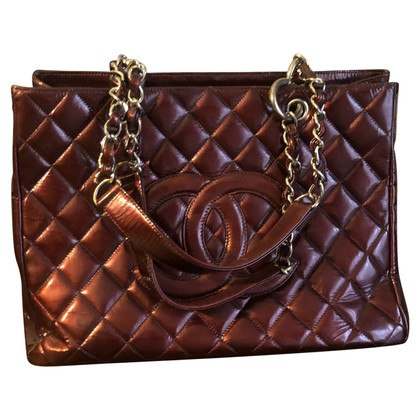 Chanel Grand  Shopping Tote aus Lackleder in Bordeaux