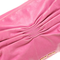 Miu Miu Umhängetasche aus Leder in Rosa / Pink