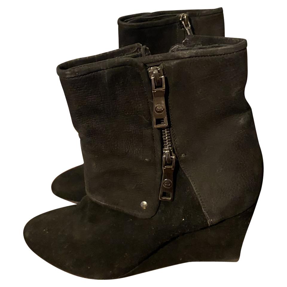 Christian Dior Stiefel aus Wildleder in Schwarz