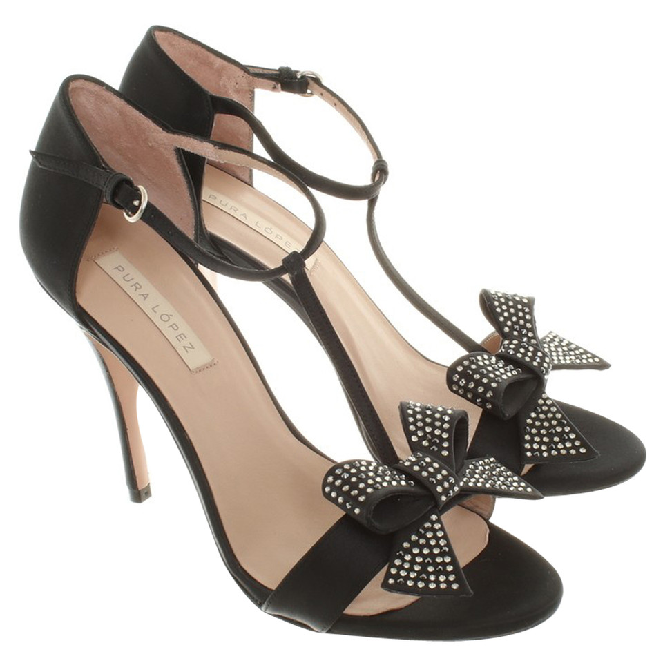 Pura Lopez pumps with bow