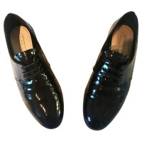 Prada Chaussures à lacets en Cuir verni en Noir