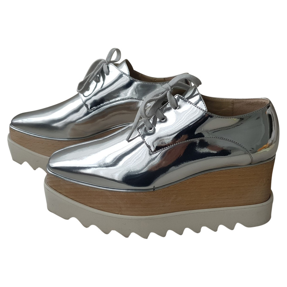 Stella McCartney Sneakers aus Leder in Silbern
