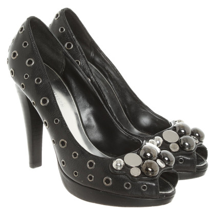 Karen Millen Pumps/Peeptoes aus Leder in Schwarz