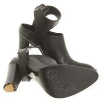 Givenchy Pumps/Peeptoes aus Leder in Schwarz