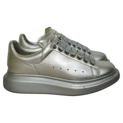 Alexander McQueen Sneakers aus Leder in Silbern