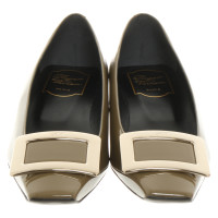 Roger Vivier Pumps/Peeptoes Patent leather in Khaki
