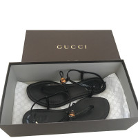 Gucci Sandalen aus Lackleder in Schwarz