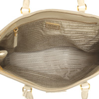 Prada Handtasche aus Leder in Beige