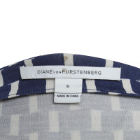 Diane Von Furstenberg Robe portefeuille en bleu / blanc