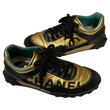 Chanel Sneakers aus Leder in Gold