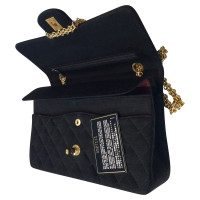 Chanel Classic Flap Bag Medium in Nero