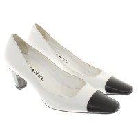 Chanel pumps in black / white