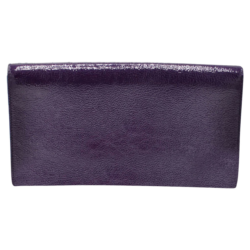 Yves Saint Laurent Clutch aus Lackleder in Violett