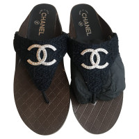 Chanel Sandalen aus Leder in Blau