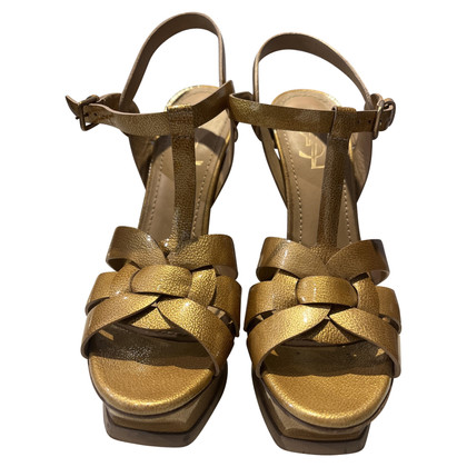 Saint Laurent Sandalen aus Lackleder in Gold