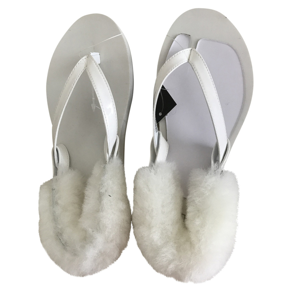 Ugg Australia Sandalen aus Lackleder in Weiß