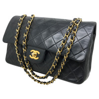 Chanel Classic Flap Bag Medium aus Leder in Schwarz