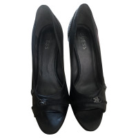 Guess Pumps/Peeptoes aus Leder in Schwarz