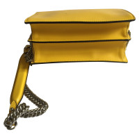 Fendi Kan I Small in Pelle in Giallo