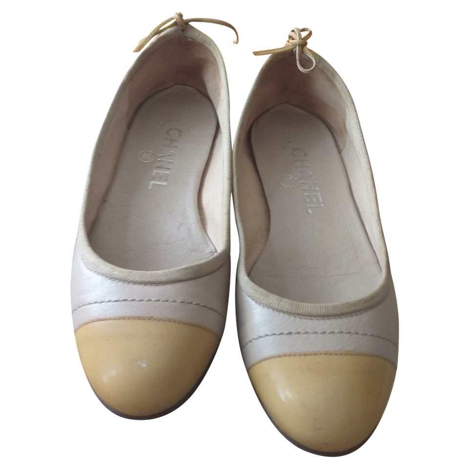 Chanel Slippers/Ballerina's in Beige