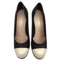 Chanel pumps with logo