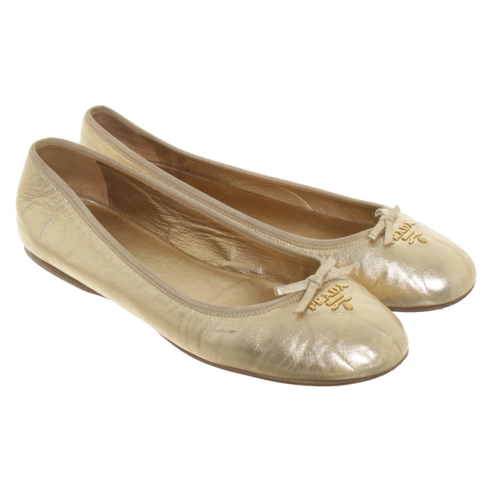 Prada Slippers/Ballerina's Leer in Goud