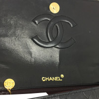 Chanel Chanel in pelle nera con camelie