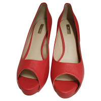 Guess Pumps/Peeptoes aus Leder in Rot