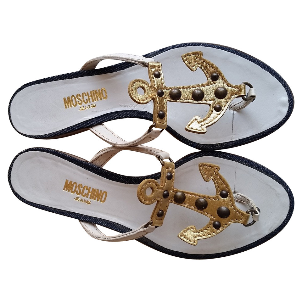 Moschino Sandalen aus Leder in Gold