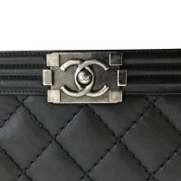 Chanel Boy New Medium aus Leder in Schwarz