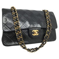 Chanel Classic Flap Bag Medium aus Leder in Schwarz