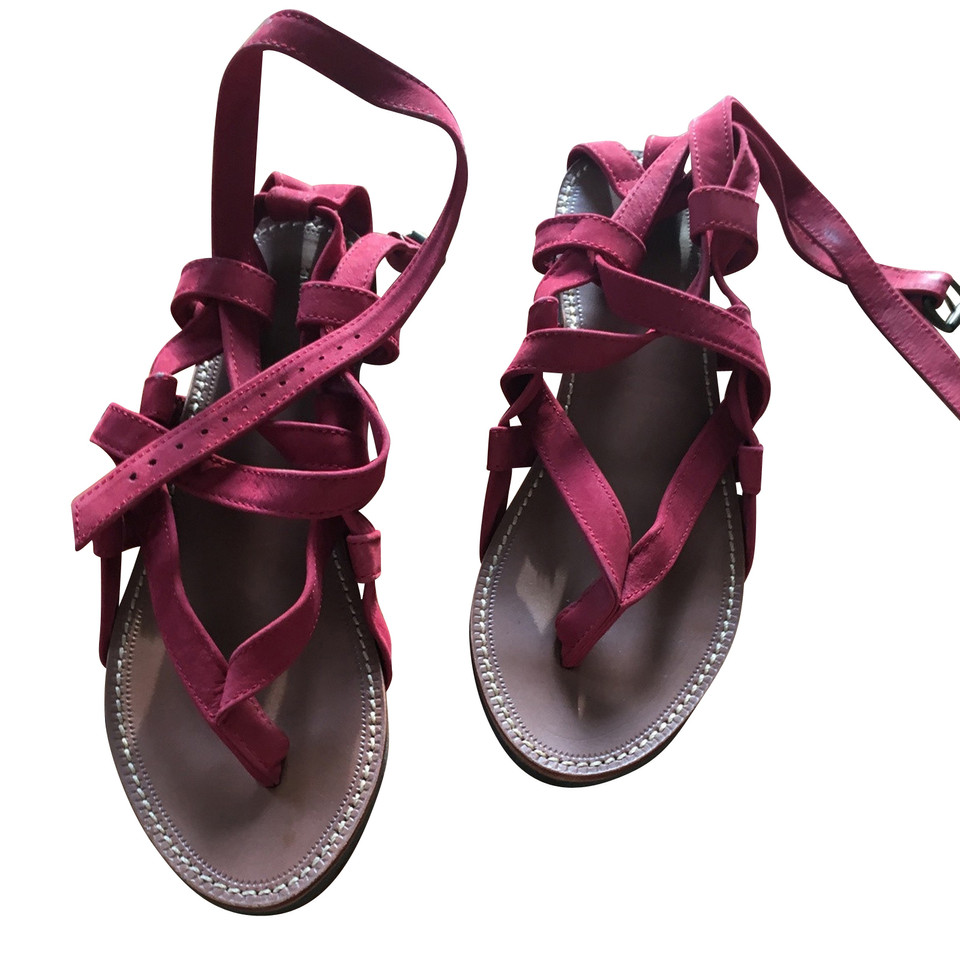 Issey Miyake Sandalen aus Wildleder in Rot