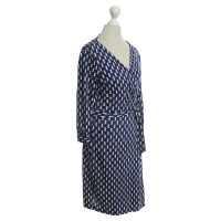 Diane Von Furstenberg Robe portefeuille en bleu / blanc