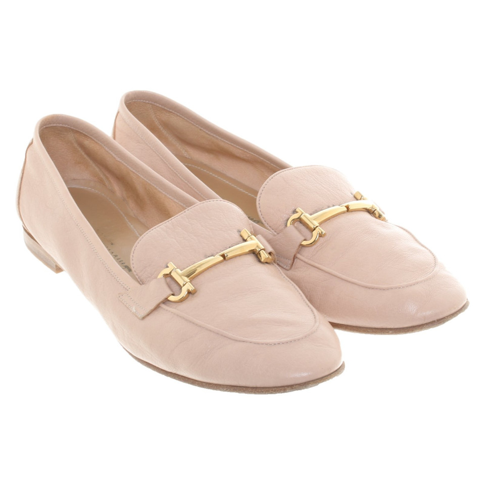 Salvatore Ferragamo Slipper/Ballerinas aus Leder in Beige