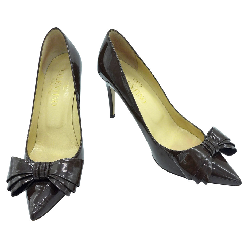 Valentino Garavani Pumps/Peeptoes aus Lackleder in Braun