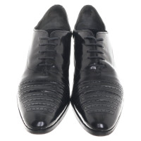Prada Chaussures à lacets en noir
