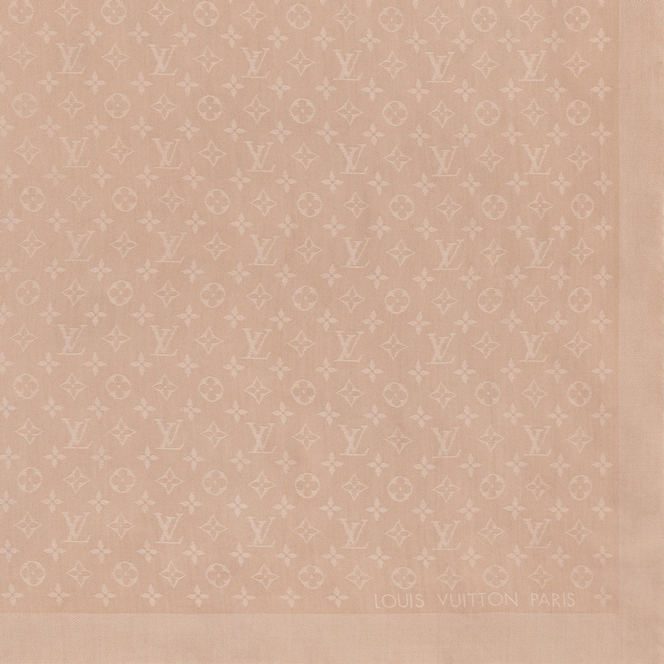 Louis Vuitton Monogram Tuch Zijde in Huidskleur