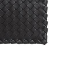 Bottega Veneta Umhängetasche aus Leder in Schwarz