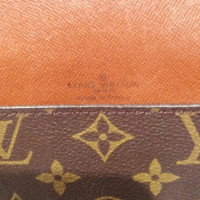 Louis Vuitton Pochette aus Leder in Braun