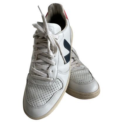 Veja Sneakers aus Leder in Weiß
