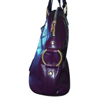 Yves Saint Laurent Handtasche aus Lackleder in Violett
