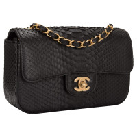 Chanel Classic Flap Bag New Mini aus Leder in Schwarz