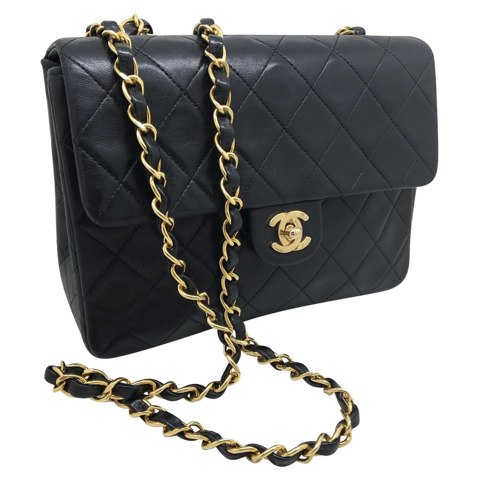 Chanel Classic Flap Bag New Mini aus Leder in Schwarz