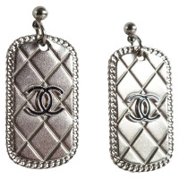 Chanel orecchini dogtag con logo CC