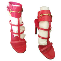 Gucci Sandalen aus Lackleder in Fuchsia