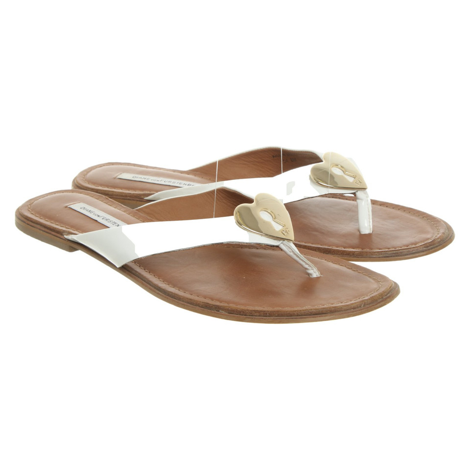 Diane Von Furstenberg Sandalen aus Lackleder in Weiß