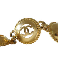 Chanel riem met verheven ledematen en iconische symbolen
