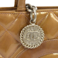 Chanel Medallion aus Lackleder in Braun