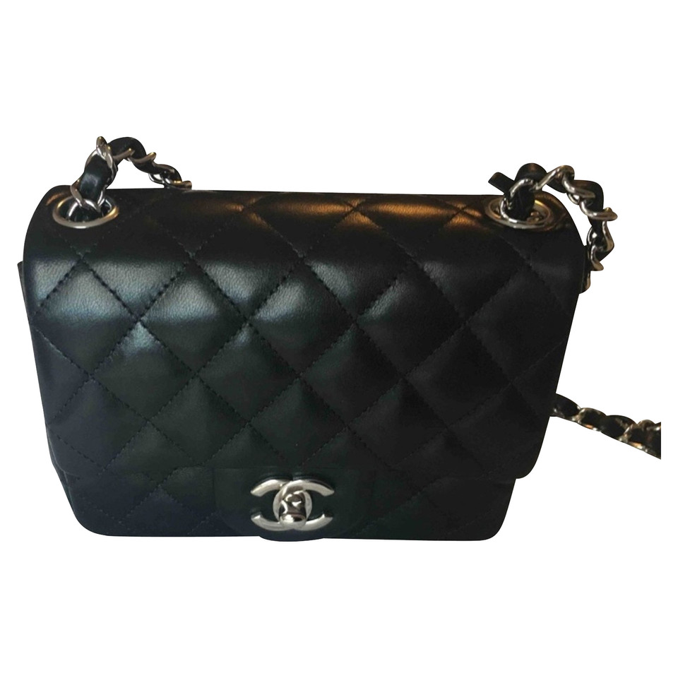 Chanel Mini Überschlagtasche - Schwarzes Lammfell Leder