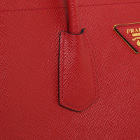 Prada Handtasche aus Leder in Rot